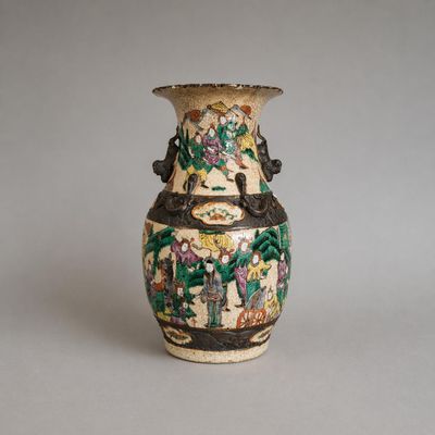 CHINE Vase de forme balustre en porcelaine de NANKIN craquel…