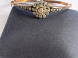 un gros plan d'une bague surmontée d'une fleur