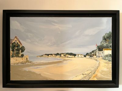 un tableau représentant une scène de plage accroché au mur