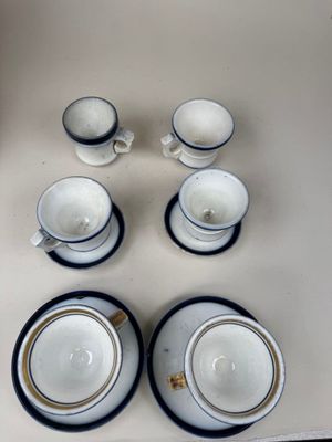 quatre tasses et deux soucoupes posées sur une table