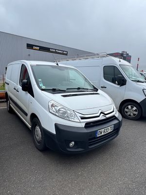 deux camionnettes blanches garées l'une à côté de l'autre dans un parking