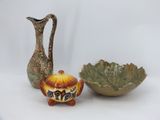 deux vases et un bol posés les uns à côté des autres