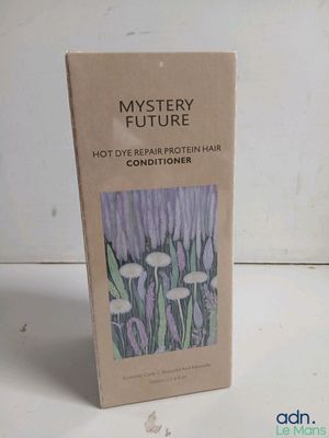 une image représentant une boîte ornée d'un motif de fleurs violettes