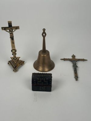 trois croix, une cloche et une clé sur un fond blanc