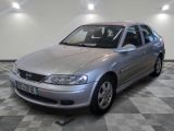 la photo d'une voiture argentée garée dans un garage