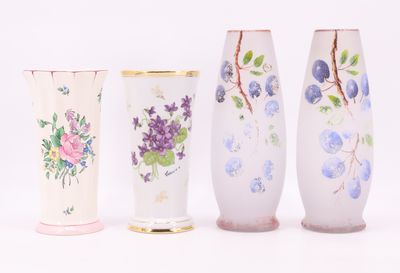 Lot comprenant une paire de vases ovoïdes en verre dépoli à …