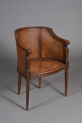 une image représentant une chaise en osier sur fond gris