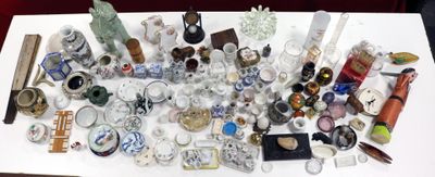 une table sur laquelle se trouvent de nombreux objets en verre