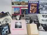 plusieurs livres sont posés sur une table les uns à côté des autres