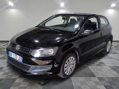 la volkswagen polo noire est garée sur un carrelage à carreaux
