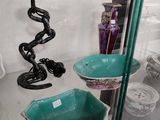 une vitrine remplie de différents types de vases