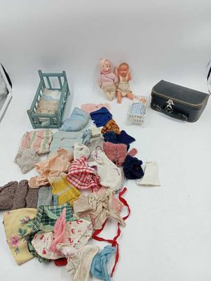 un tas de vêtements et une poupée posée sur une table