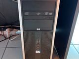 un ordinateur de bureau posé par terre