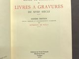 un livre ouvert sur lequel figure l'image d'une femme en robe rouge