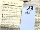un bout de papier épinglé sur la tranche d'un livre