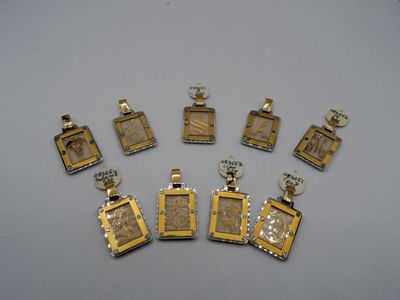 Lot de 9 pendentifs en argent doré et verre, divers décor.