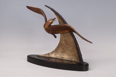 sculpture en bronze représentant un oiseau posé sur un socle, sur fond blanc