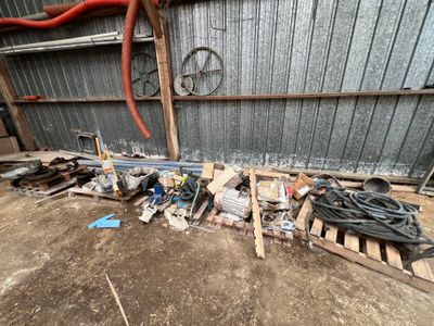 un tas de vieilleries par terre dans un garage