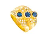 gros plan d'une bague en or avec saphirs et diamants