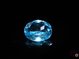 gros plan d'un diamant bleu sur une surface noire
