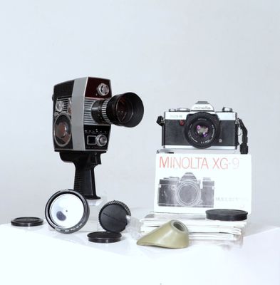 MINOLTA, Japan. Ensemble comprenant : - Un appareil photo ar…