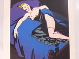 une photo d'une femme allongée sur un lit