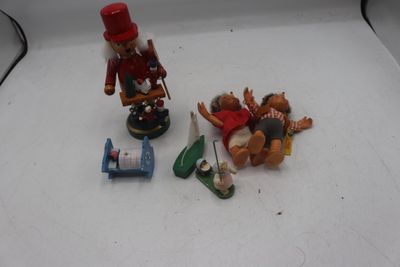 un petit soldat et d'autres jouets posés sur une surface blanche