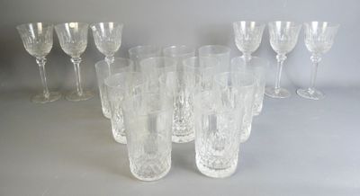 un grand nombre de verres posés sur une table