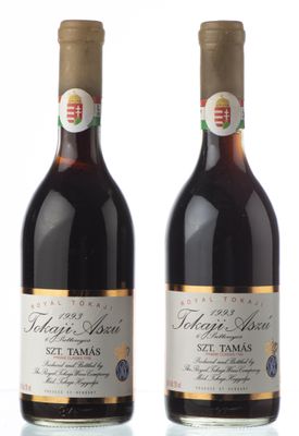 deux bouteilles de vin posées l'une à côté de l'autre sur une table