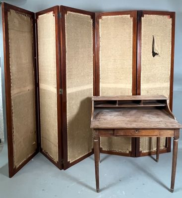 un paravent avec un bureau et une chaise à l'intérieur