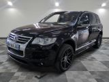 le 4x4 noir de Volkswagen est garé sur un carrelage à carreaux