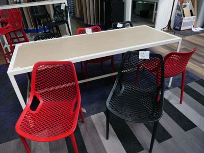 deux chaises rouges et noires et une table dans un magasin
