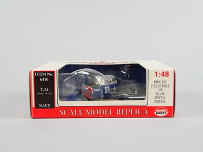 une petite maquette de voiture dans une boîte