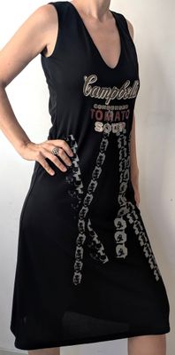 une femme qui pose pour une photo dans une robe noire