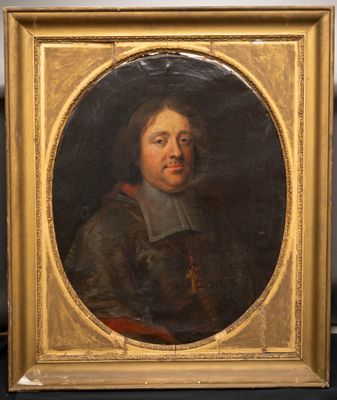 un vieux tableau représentant un homme vêtu d'un manteau noir à col rouge
