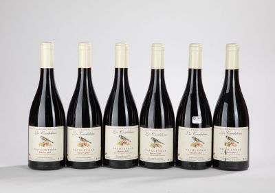 six bouteilles de vin sont alignées dans une rangée