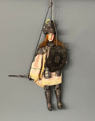 une figurine représentant un homme en armure accrochée au mur