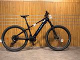 une photo d'un VTT garé dans un garage