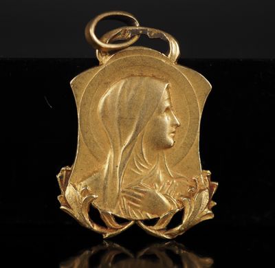 gros plan d'une médaille d'or sur une surface noire
