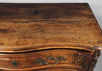 Commode tombeau en bois massif, à façade mouvementée, ouvran… (photo 6)