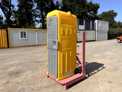 des toilettes portables au milieu d'un parking