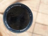 un gros plan sur l'objectif d'un appareil photo posé sur une table