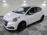 la voiture blanche est garée sur un sol en damier dans le garage