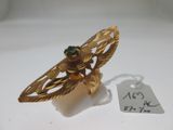 une broche en or ornée d'une pierre verte