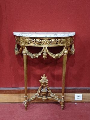 une petite table avec un plateau en marbre dans une pièce