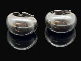 paire de boucles d'oreilles plaquées argent sur fond noir avec reflets