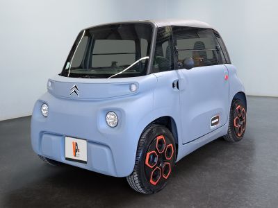 une photo d'une petite voiture électrique dans un showroom