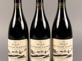 trois bouteilles de vin posées sur une table l'une à côté de l'autre