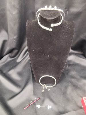 Lot de bijoux fantaisie en strass comprenant :