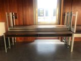 une longue table dans une pièce avec une fenêtre en arrière-plan